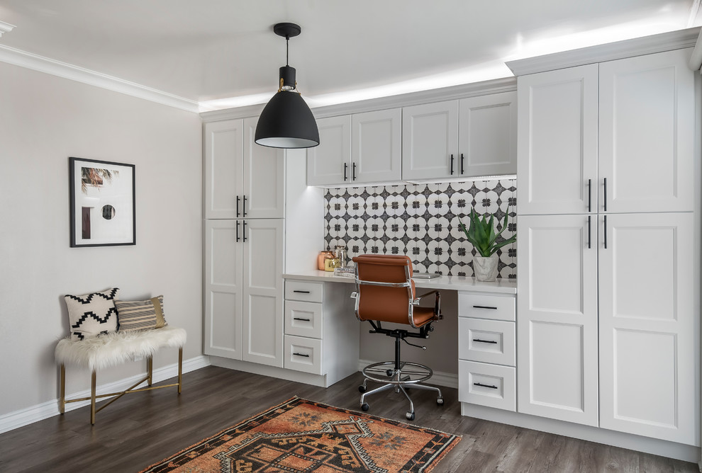 Foto de despacho clásico renovado sin chimenea con suelo de madera en tonos medios, escritorio empotrado, suelo marrón y paredes grises