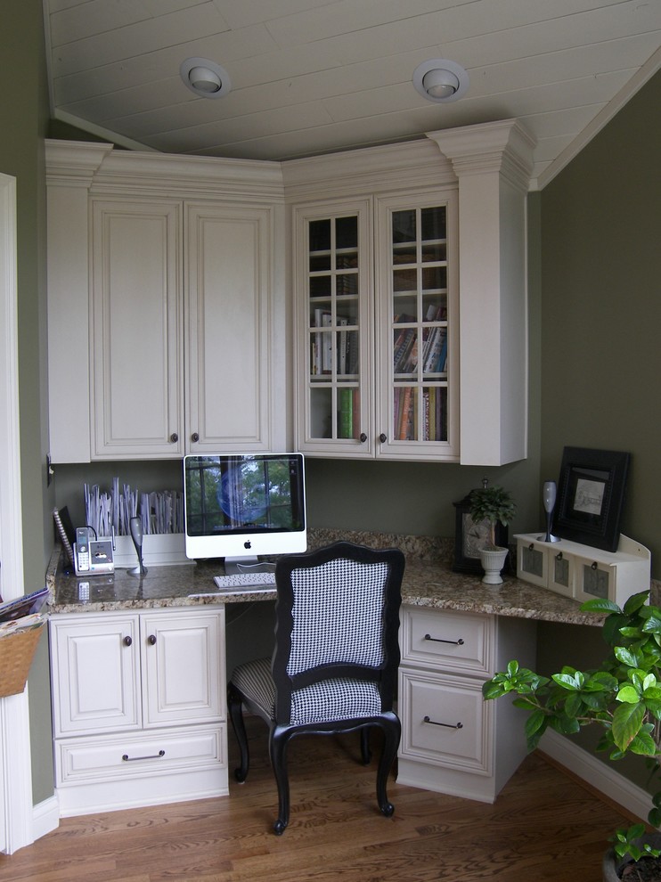Inspiration för ett litet vintage arbetsrum, med gröna väggar, mellanmörkt trägolv och ett inbyggt skrivbord