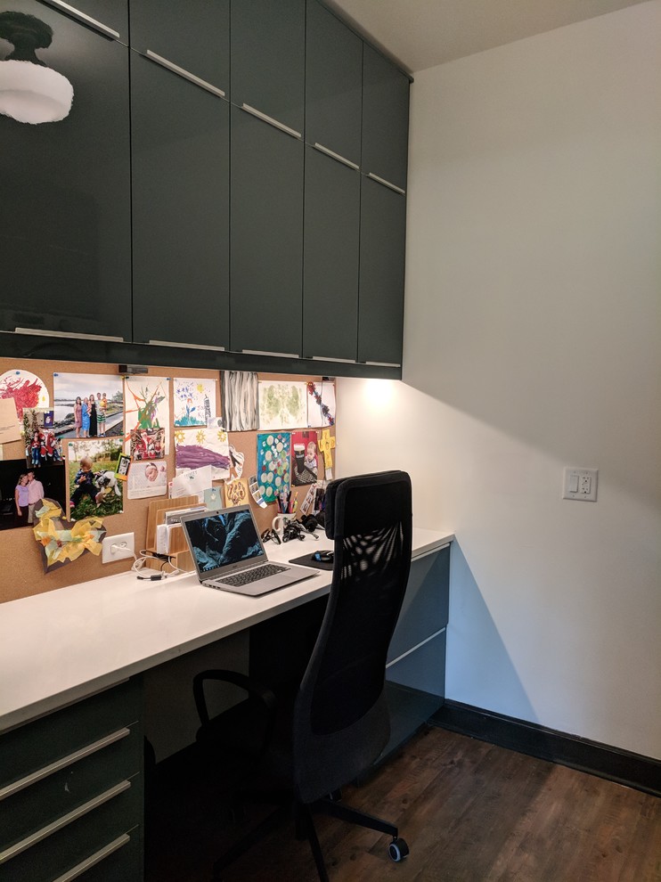 Foto di un piccolo ufficio bohémian con pareti bianche, pavimento in laminato, nessun camino, scrivania incassata e pavimento marrone