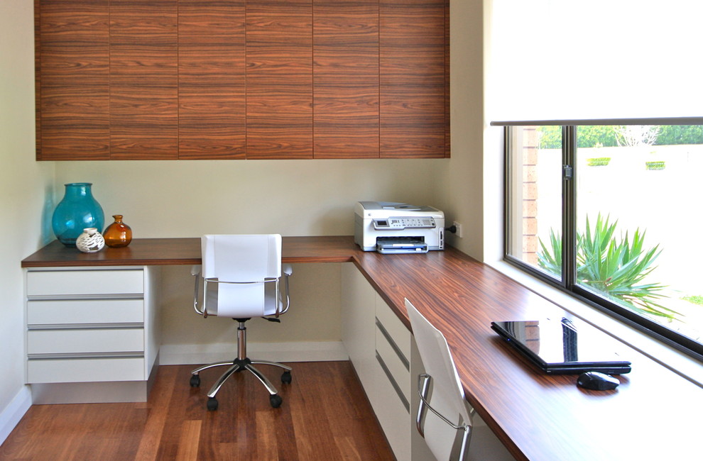 Idées déco pour un bureau contemporain de taille moyenne avec un mur blanc, un sol en bois brun et un bureau intégré.
