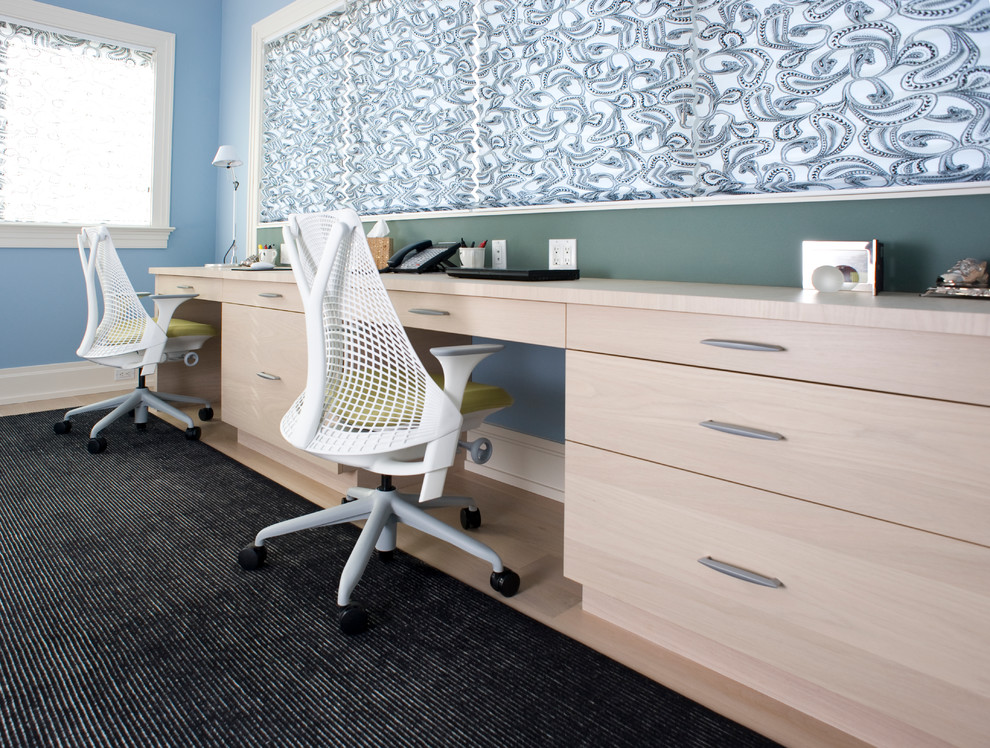 Ispirazione per un ufficio design di medie dimensioni con pareti verdi, parquet chiaro, nessun camino, scrivania incassata e pavimento beige