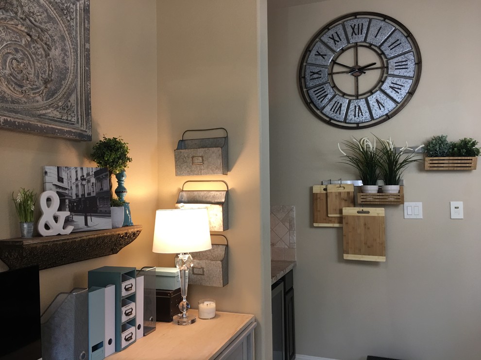 Foto de despacho clásico renovado pequeño sin chimenea con paredes beige, suelo de mármol, escritorio empotrado y suelo blanco