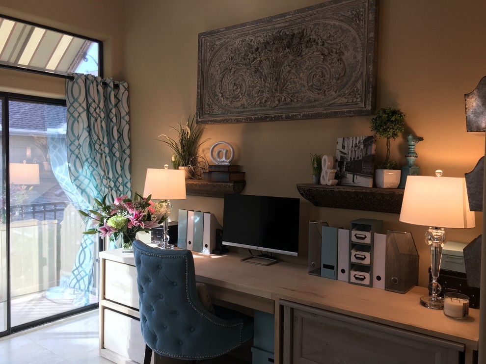 Immagine di un piccolo ufficio classico con pareti beige, pavimento in marmo, nessun camino, scrivania incassata e pavimento bianco