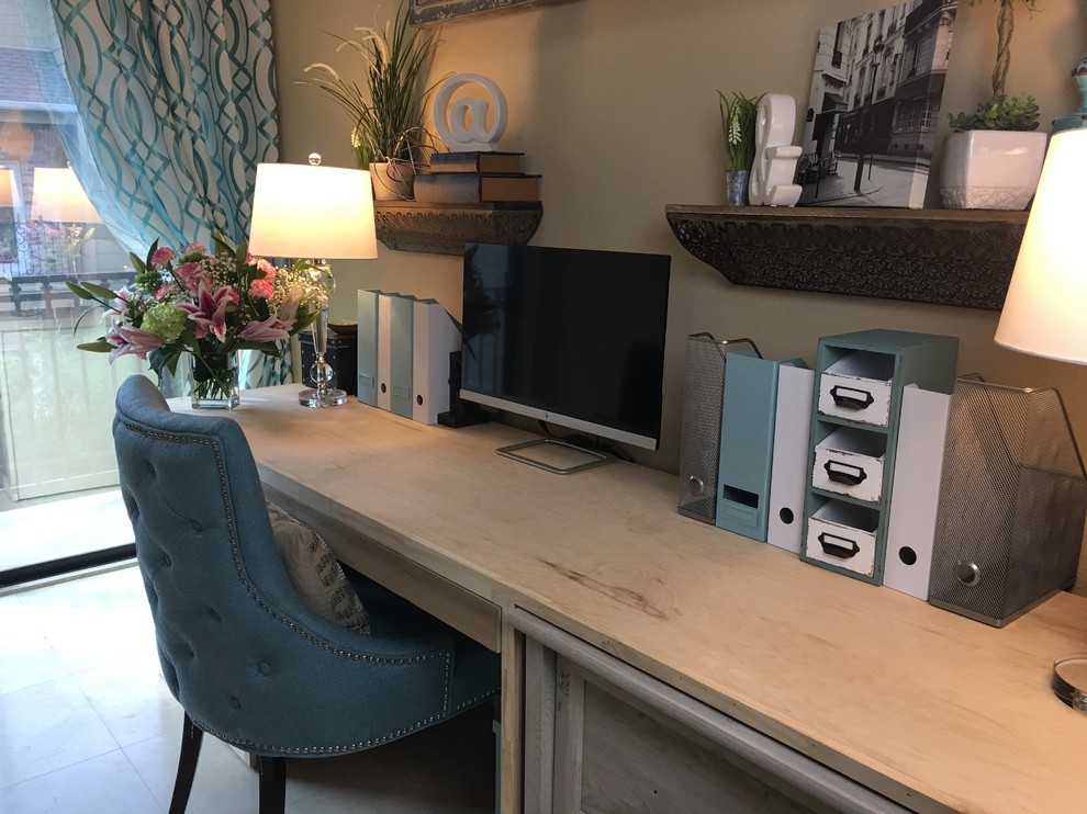 Foto de despacho tradicional renovado pequeño sin chimenea con paredes beige, suelo de mármol, escritorio empotrado y suelo blanco