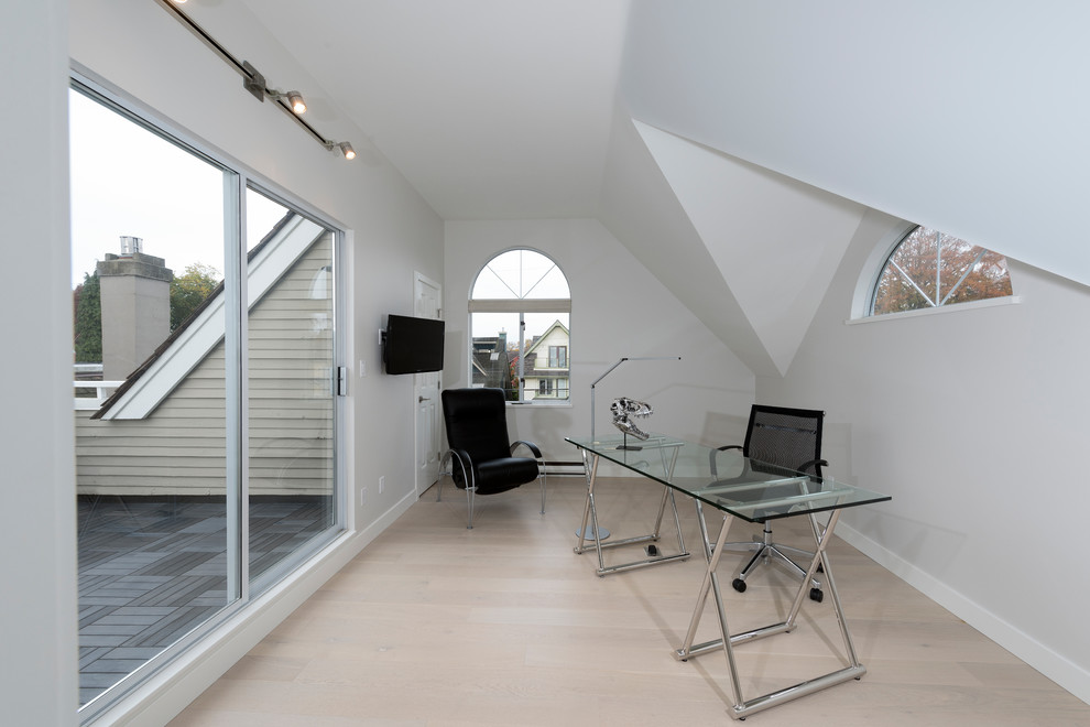 Ispirazione per un ufficio minimalista di medie dimensioni con pareti grigie, parquet chiaro, nessun camino, scrivania autoportante e pavimento beige