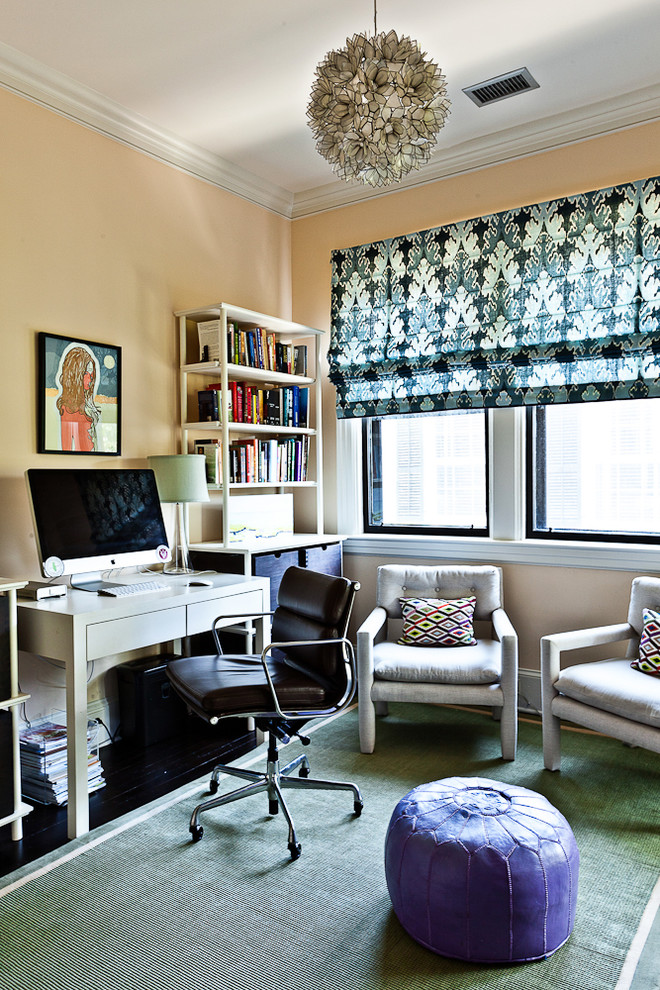 Свежая идея для дизайна: кабинет в стиле фьюжн с желтыми стенами - отличное фото интерьера