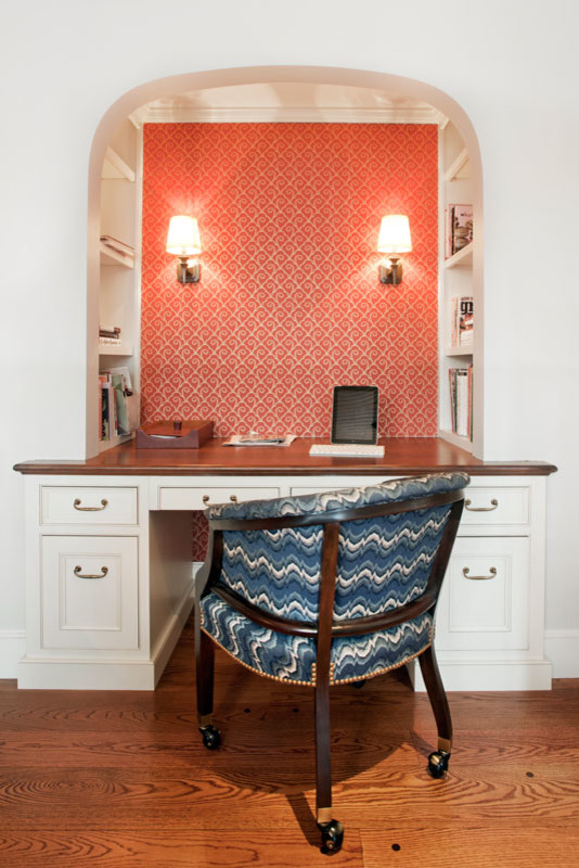 Imagen de despacho tradicional sin chimenea con paredes blancas, suelo de madera en tonos medios, escritorio empotrado y suelo marrón