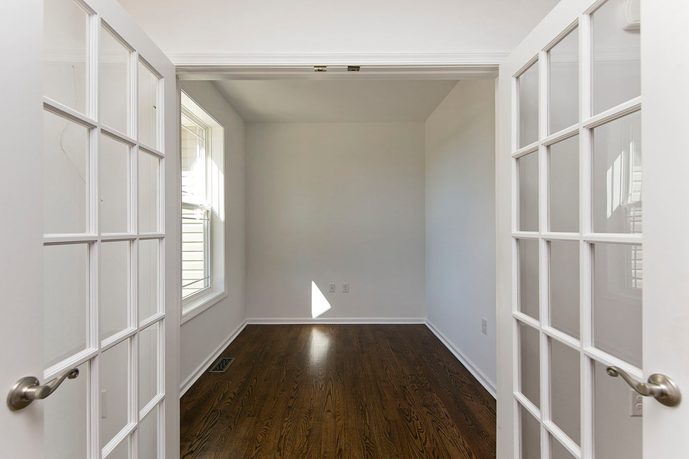 Mittelgroßes Klassisches Arbeitszimmer ohne Kamin mit Arbeitsplatz, grauer Wandfarbe, dunklem Holzboden und braunem Boden in Washington, D.C.