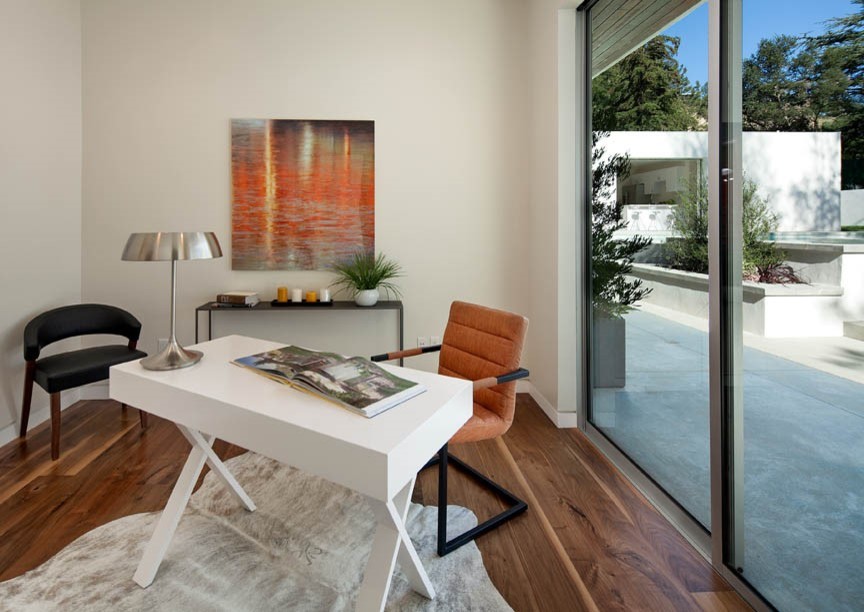 Esempio di un ufficio design di medie dimensioni con pareti bianche, pavimento in legno massello medio e scrivania autoportante