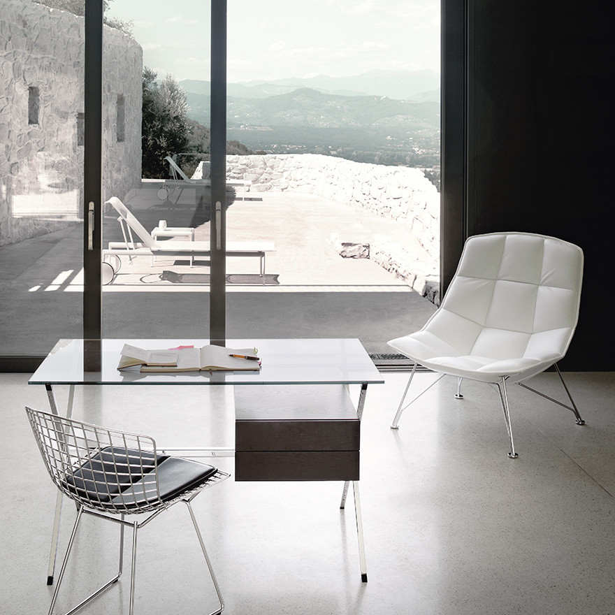 Cette image montre un bureau minimaliste avec un mur blanc, sol en béton ciré, un bureau indépendant et un sol gris.