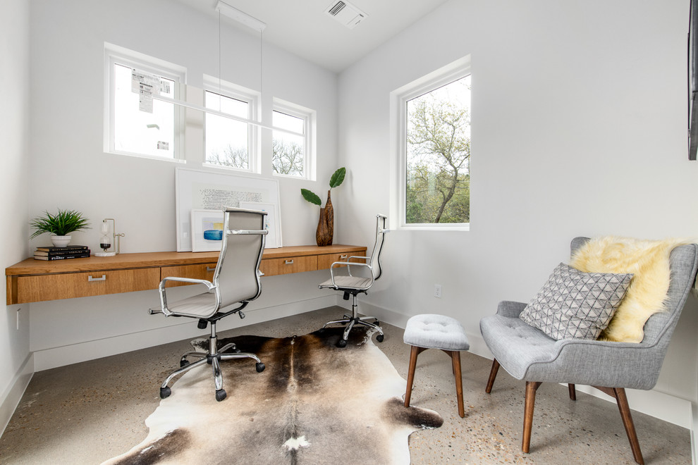 Свежая идея для дизайна: кабинет среднего размера в стиле ретро с белыми стенами, бетонным полом, встроенным рабочим столом и бежевым полом без камина - отличное фото интерьера