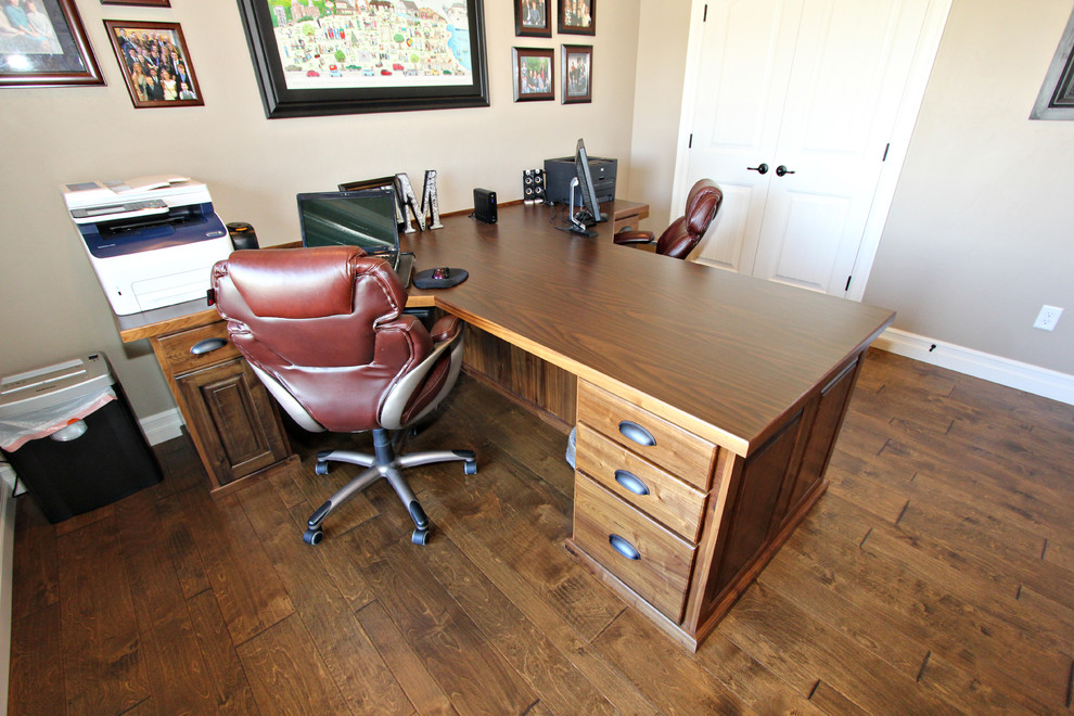 Réalisation d'un bureau tradition de taille moyenne avec un mur beige, un sol en bois brun et un bureau indépendant.