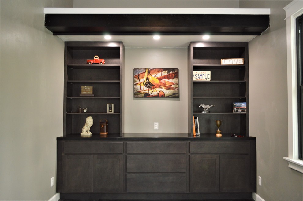 Foto di un ufficio tradizionale di medie dimensioni con pareti grigie, pavimento in legno verniciato e pavimento nero