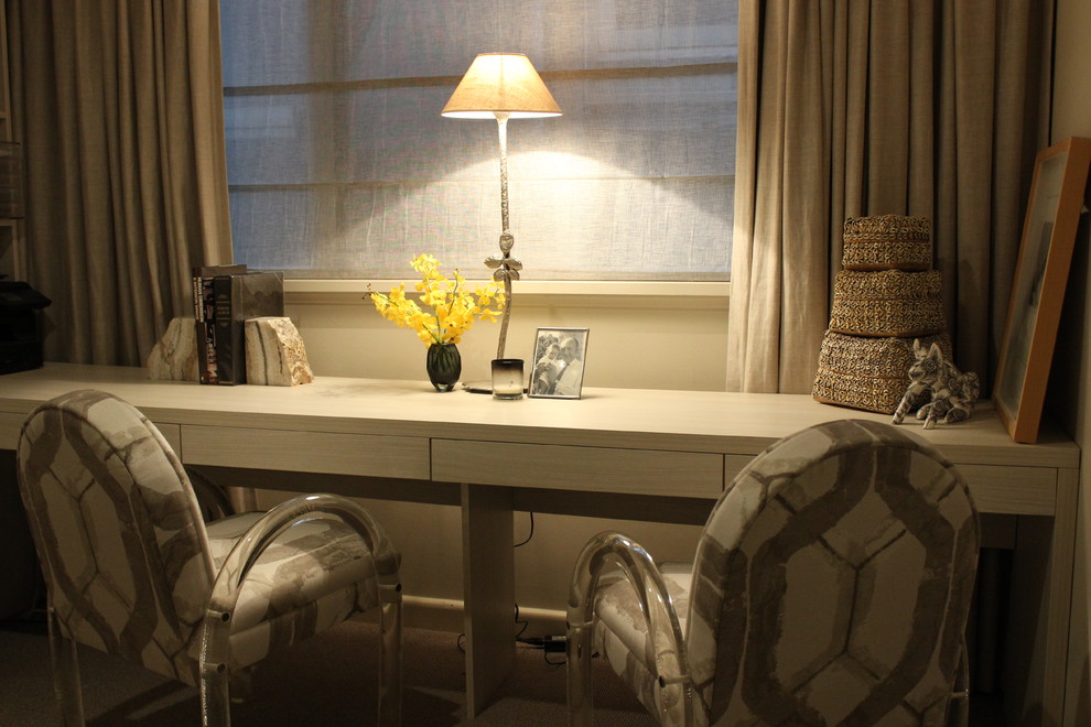 Modelo de despacho actual pequeño con moqueta, escritorio empotrado y paredes beige