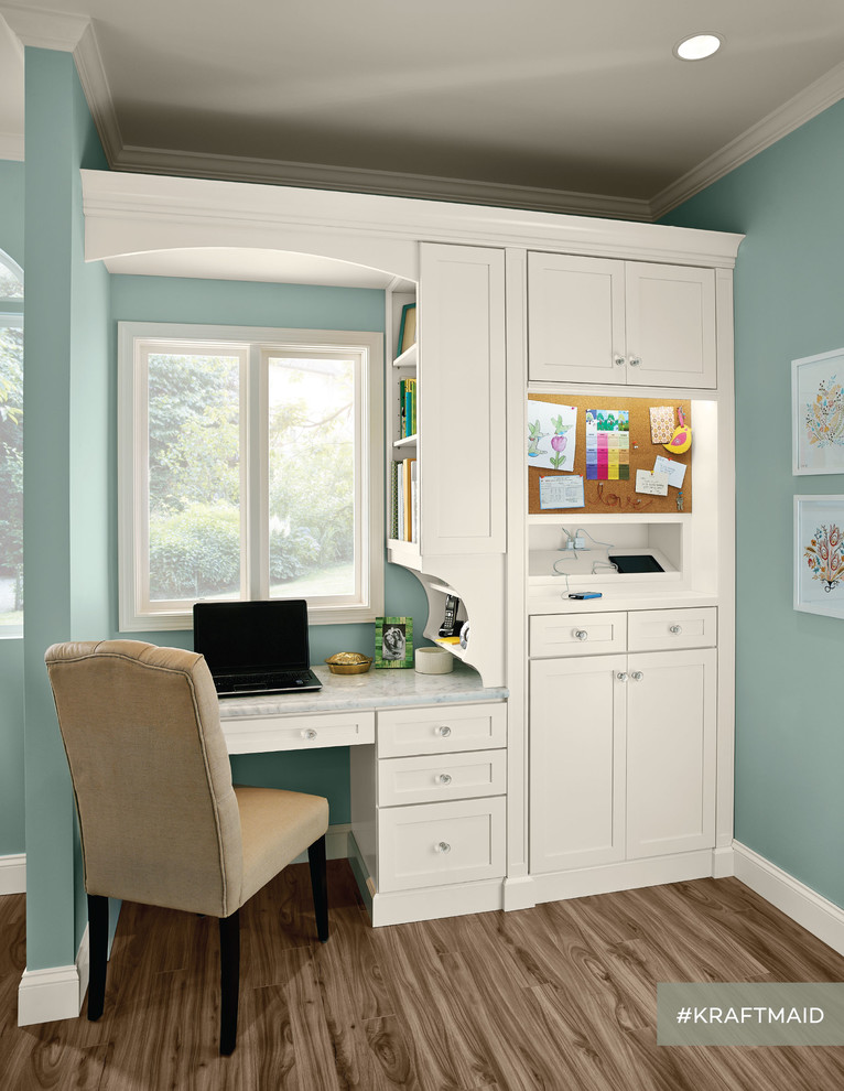 Kleines Klassisches Arbeitszimmer ohne Kamin mit blauer Wandfarbe und Einbau-Schreibtisch in Detroit