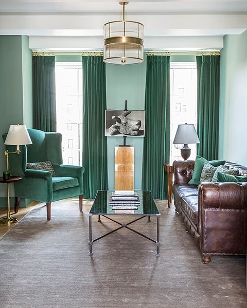 ポートランドにある中くらいなトランジショナルスタイルのおしゃれなホームオフィス・書斎 (緑の壁、濃色無垢フローリング、暖炉なし、茶色い床) の写真