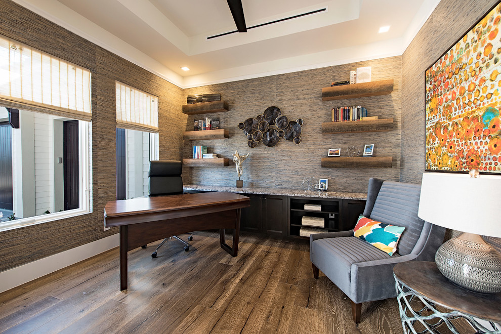 Foto di un ufficio minimal di medie dimensioni con pavimento in legno massello medio, nessun camino, scrivania autoportante, pareti marroni e pavimento marrone