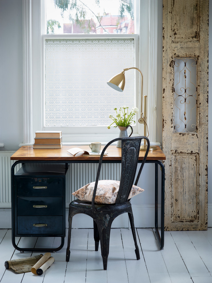 Idéer för shabby chic-inspirerade arbetsrum, med målat trägolv och ett fristående skrivbord