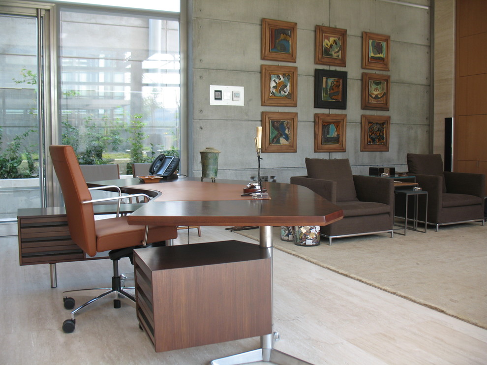 Esempio di un grande ufficio minimalista con pavimento in travertino e scrivania autoportante