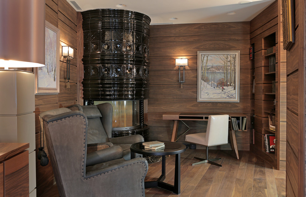 Foto de despacho ecléctico con paredes marrones, suelo de madera en tonos medios, chimenea de esquina, marco de chimenea de baldosas y/o azulejos y escritorio independiente