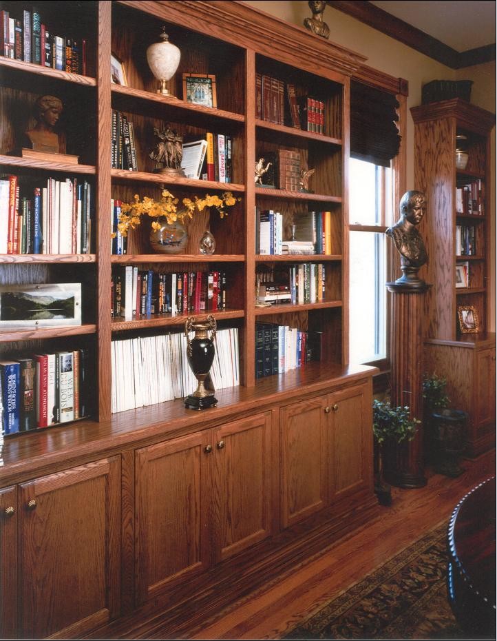 Idée de décoration pour un grand bureau tradition avec un mur beige, parquet foncé, une cheminée standard, un manteau de cheminée en bois et un bureau intégré.