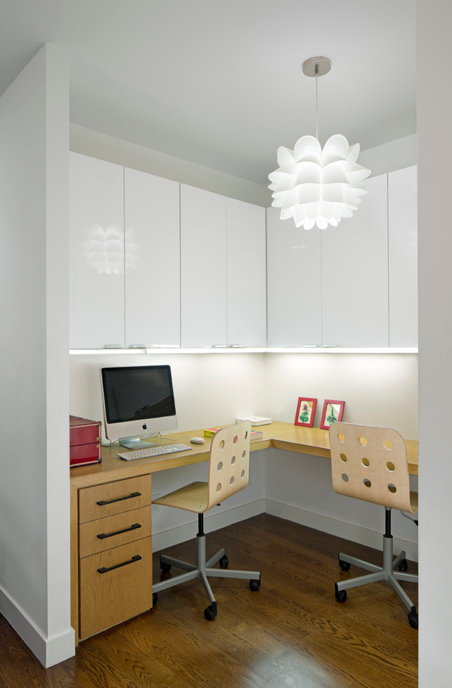 Diseño de despacho contemporáneo pequeño sin chimenea con paredes blancas, suelo de madera oscura, escritorio empotrado y suelo marrón