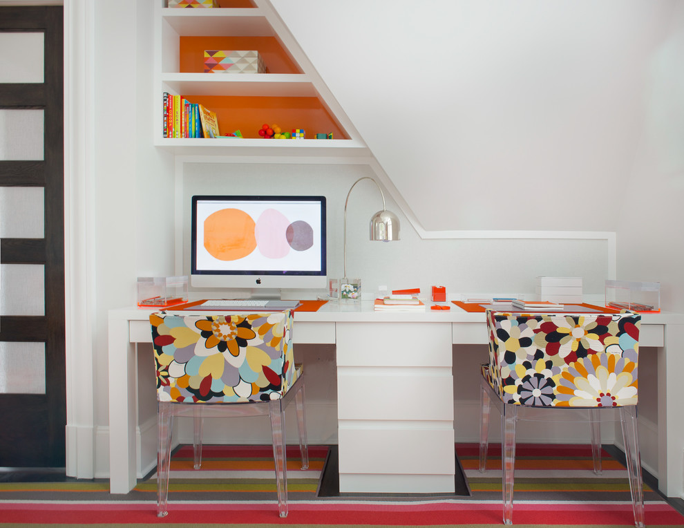 Foto på ett mellanstort eklektiskt hobbyrum, med vita väggar, heltäckningsmatta, ett inbyggt skrivbord och flerfärgat golv