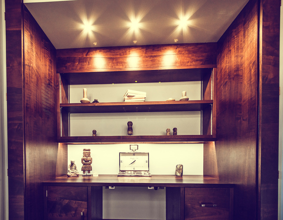 Idées déco pour un bureau contemporain de taille moyenne avec un mur bleu et un bureau intégré.