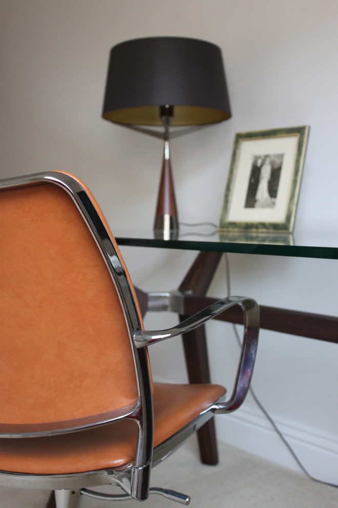 Foto de despacho minimalista pequeño sin chimenea con paredes blancas, moqueta y escritorio independiente