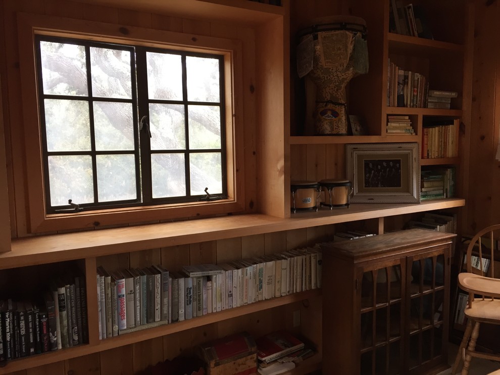 Exempel på ett mellanstort lantligt hemmabibliotek, med bruna väggar, heltäckningsmatta och ett inbyggt skrivbord