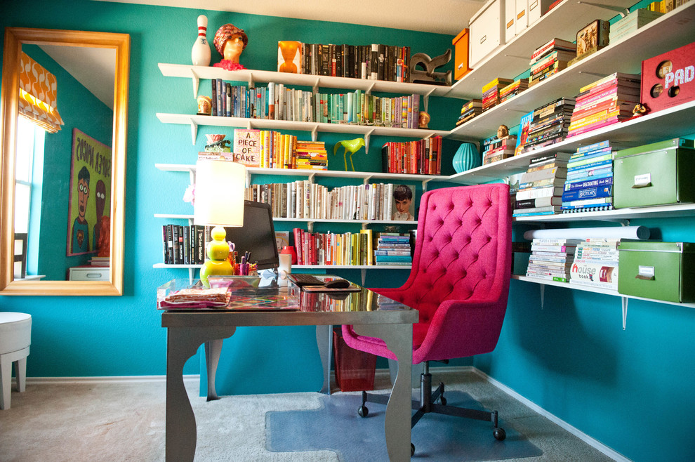 Cette image montre un bureau bohème avec un mur bleu, moquette et un bureau indépendant.