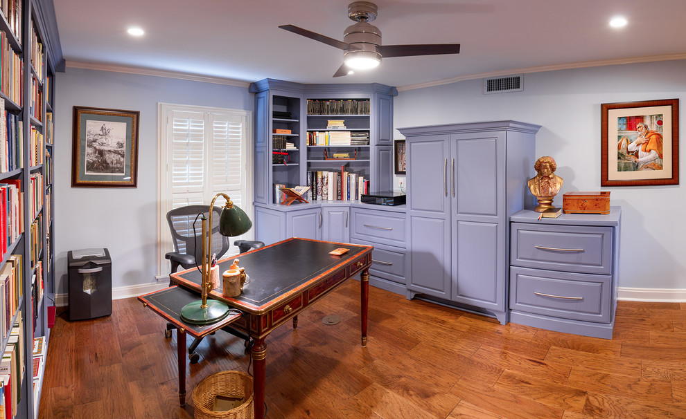 Foto di un ufficio chic di medie dimensioni con pareti blu, pavimento in legno massello medio, nessun camino e scrivania autoportante