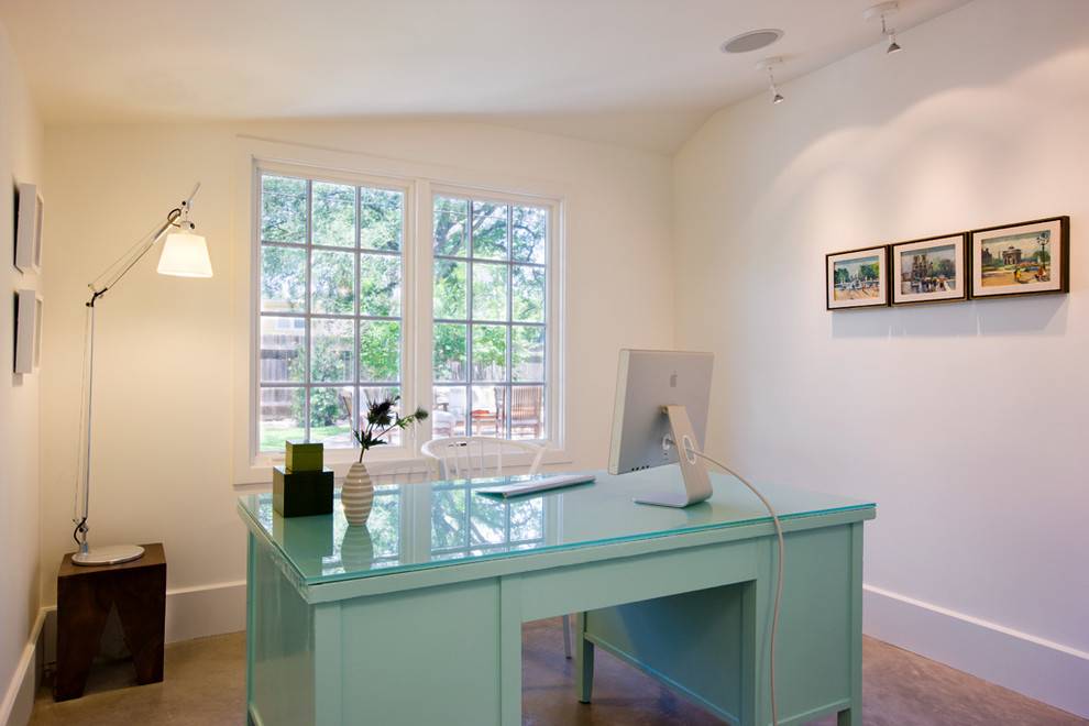 オースティンにあるトランジショナルスタイルのおしゃれなホームオフィス・書斎 (白い壁、カーペット敷き、自立型机) の写真
