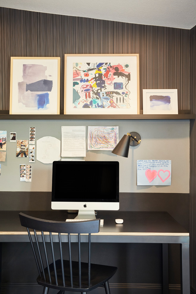 Ejemplo de despacho minimalista con paredes negras, suelo de baldosas de porcelana y suelo negro