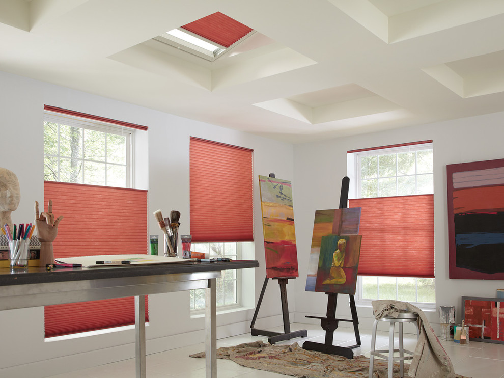Mittelgroßes Stilmix Arbeitszimmer ohne Kamin mit Studio, weißer Wandfarbe, Porzellan-Bodenfliesen und freistehendem Schreibtisch in Sonstige