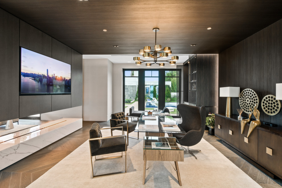 Modernes Arbeitszimmer ohne Kamin mit Arbeitsplatz, schwarzer Wandfarbe, braunem Holzboden, freistehendem Schreibtisch, braunem Boden, Holzdecke und Holzwänden in Miami