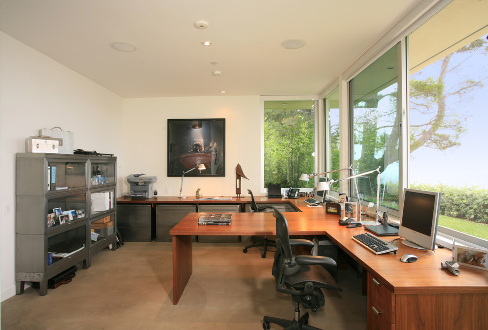 Modern home office in Los Angeles.