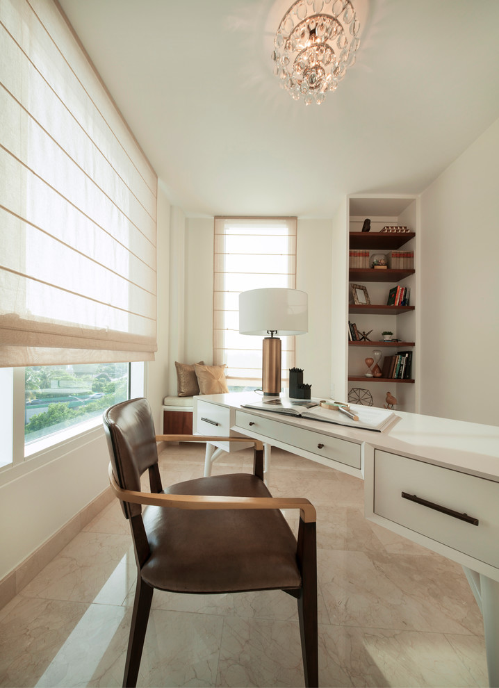 Cette image montre un bureau minimaliste de taille moyenne avec un mur beige, un sol en marbre, un bureau indépendant et aucune cheminée.