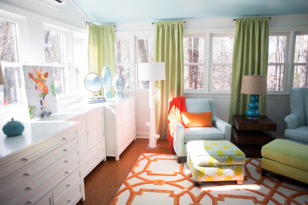 Источник вдохновения для домашнего уюта: кабинет среднего размера в классическом стиле с белыми стенами, пробковым полом и отдельно стоящим рабочим столом