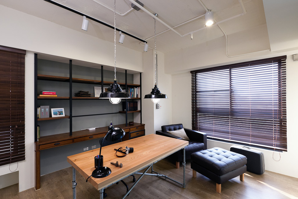 Modelo de despacho contemporáneo con paredes blancas, suelo de madera oscura y escritorio independiente