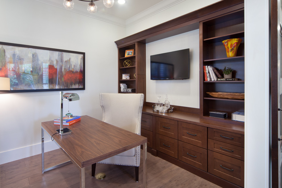 Exempel på ett mellanstort modernt arbetsrum, med vita väggar, mellanmörkt trägolv och ett fristående skrivbord