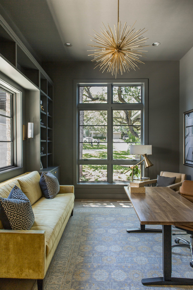 На фото: кабинет в стиле неоклассика (современная классика) с серыми стенами, ковровым покрытием, отдельно стоящим рабочим столом и серым полом с