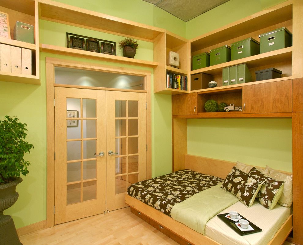 ミネアポリスにあるコンテンポラリースタイルのおしゃれなホームオフィス・書斎 (緑の壁、淡色無垢フローリング) の写真