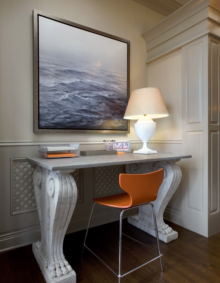 Diseño de despacho ecléctico grande sin chimenea con paredes beige, suelo de madera oscura y escritorio independiente