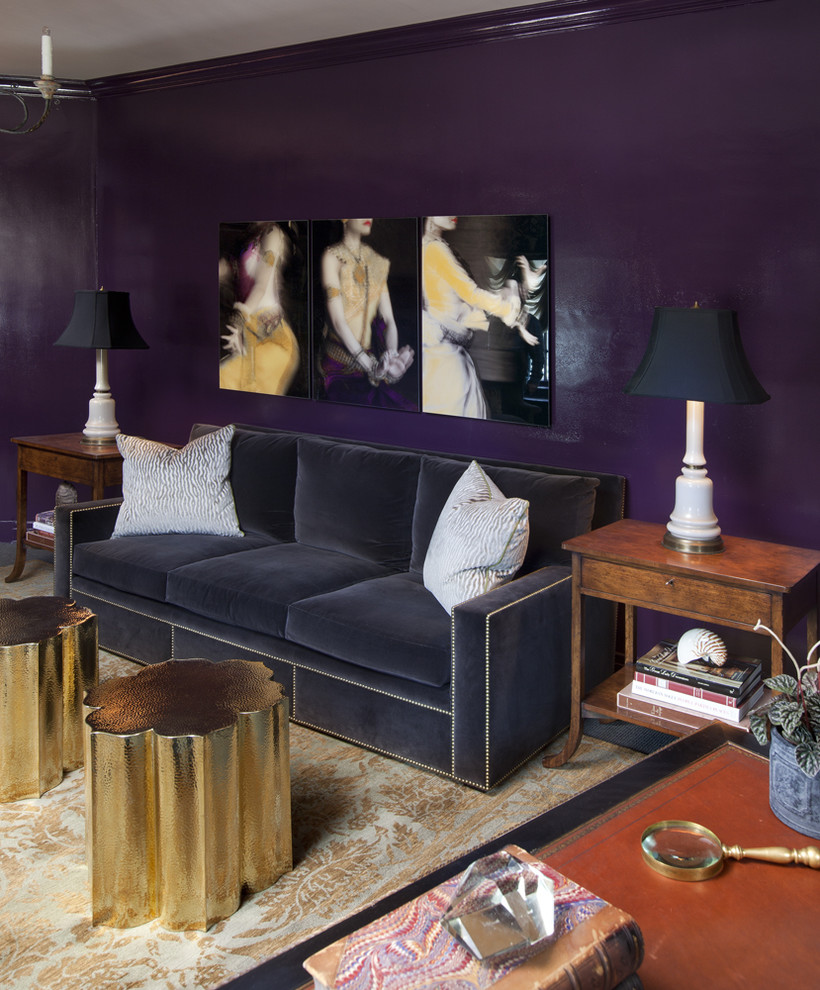 Источник вдохновения для домашнего уюта: рабочее место среднего размера в стиле фьюжн с фиолетовыми стенами, ковровым покрытием и отдельно стоящим рабочим столом без камина