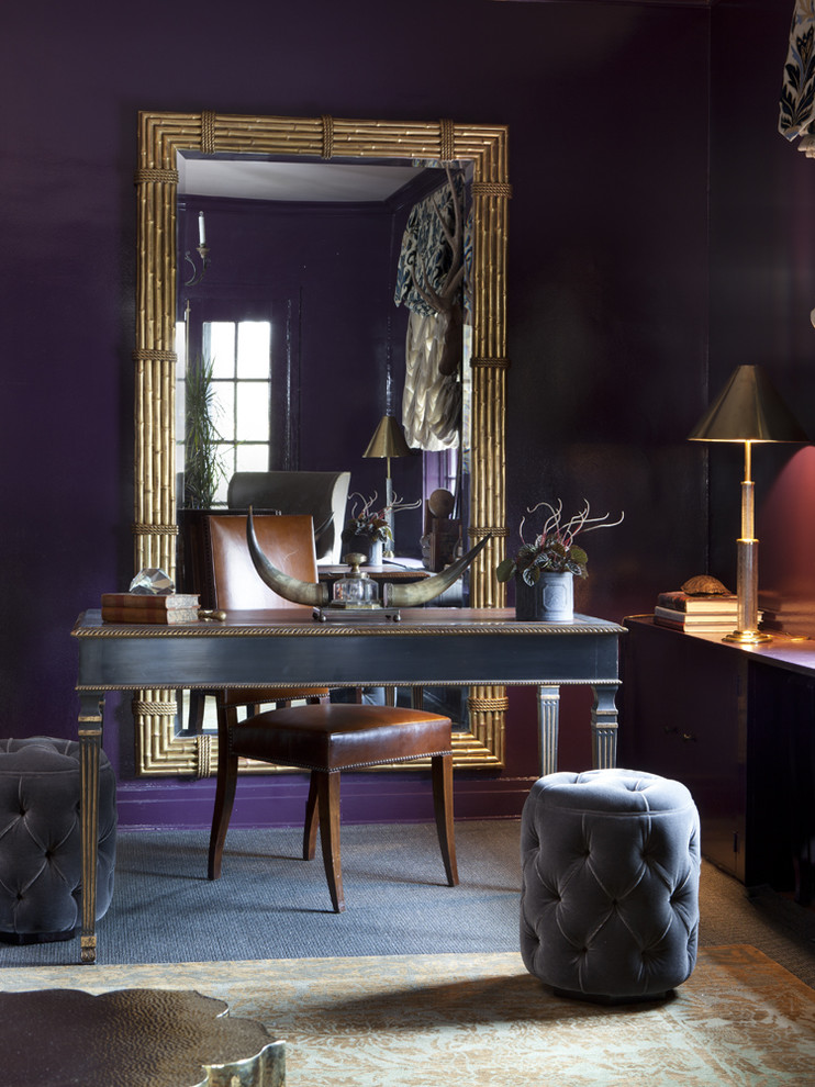 Foto de despacho ecléctico de tamaño medio sin chimenea con paredes púrpuras y escritorio independiente