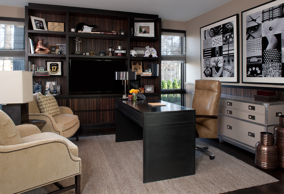 На фото: кабинет в современном стиле с темным паркетным полом и отдельно стоящим рабочим столом с