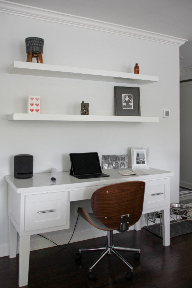 Foto di un piccolo ufficio stile marinaro con pareti bianche, parquet scuro, scrivania incassata e pavimento marrone