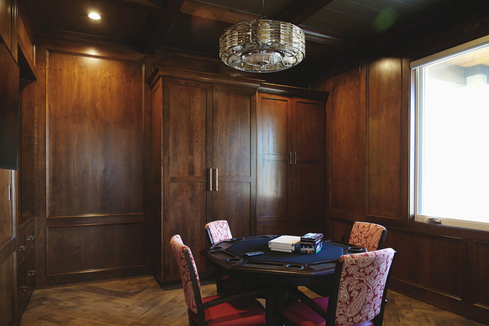 Mittelgroßes Klassisches Arbeitszimmer ohne Kamin mit Arbeitsplatz, brauner Wandfarbe, Vinylboden, Einbau-Schreibtisch und braunem Boden in Sonstige