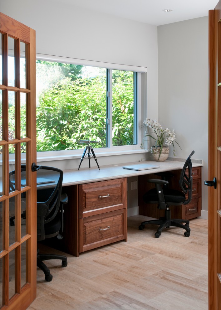Mittelgroßes Modernes Arbeitszimmer ohne Kamin mit Arbeitsplatz, Travertin und Einbau-Schreibtisch in Vancouver
